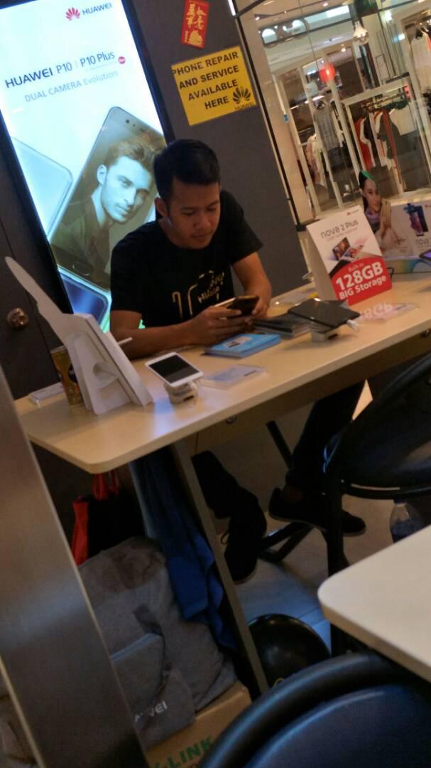 Founder MHG repair phone di kaunter