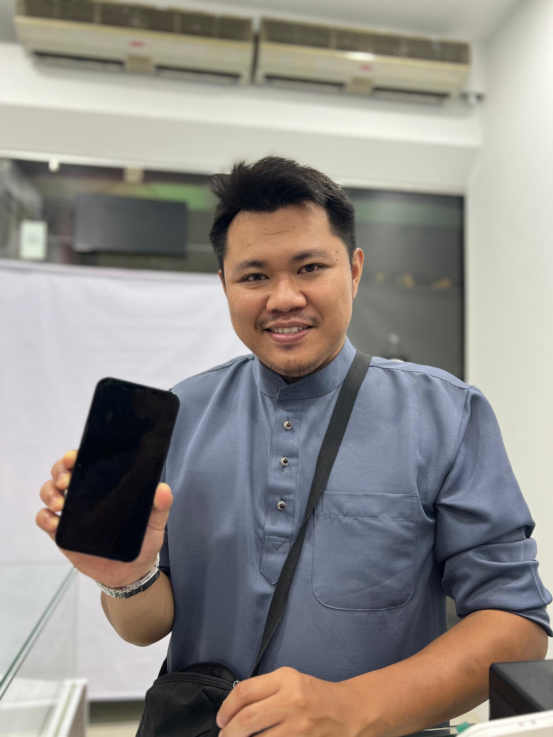 Customer dengan iPhone yang dah siap repair