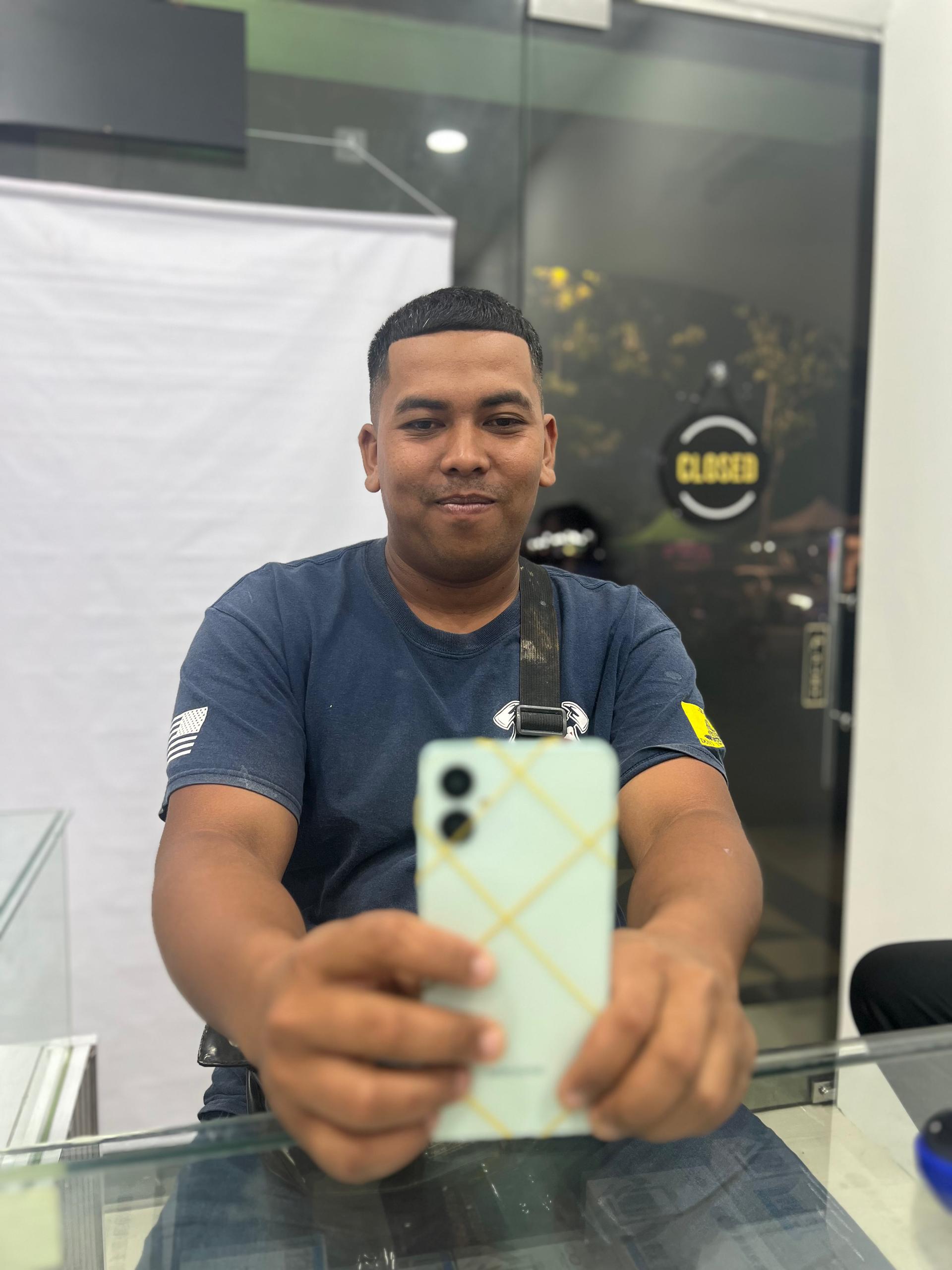 Customer tunjuk phone selepas repair