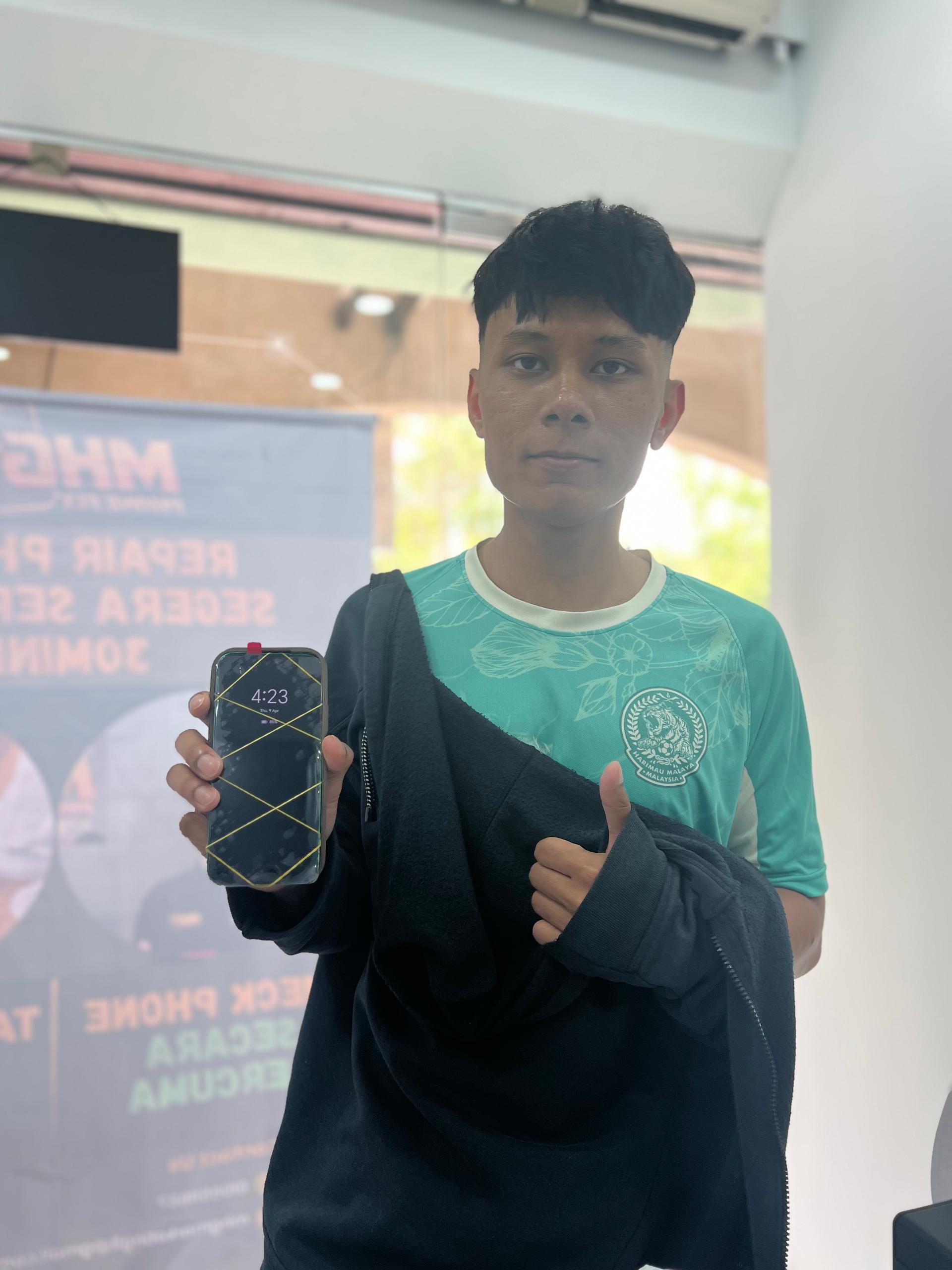 Customer thumbs up lepas repair iPhone