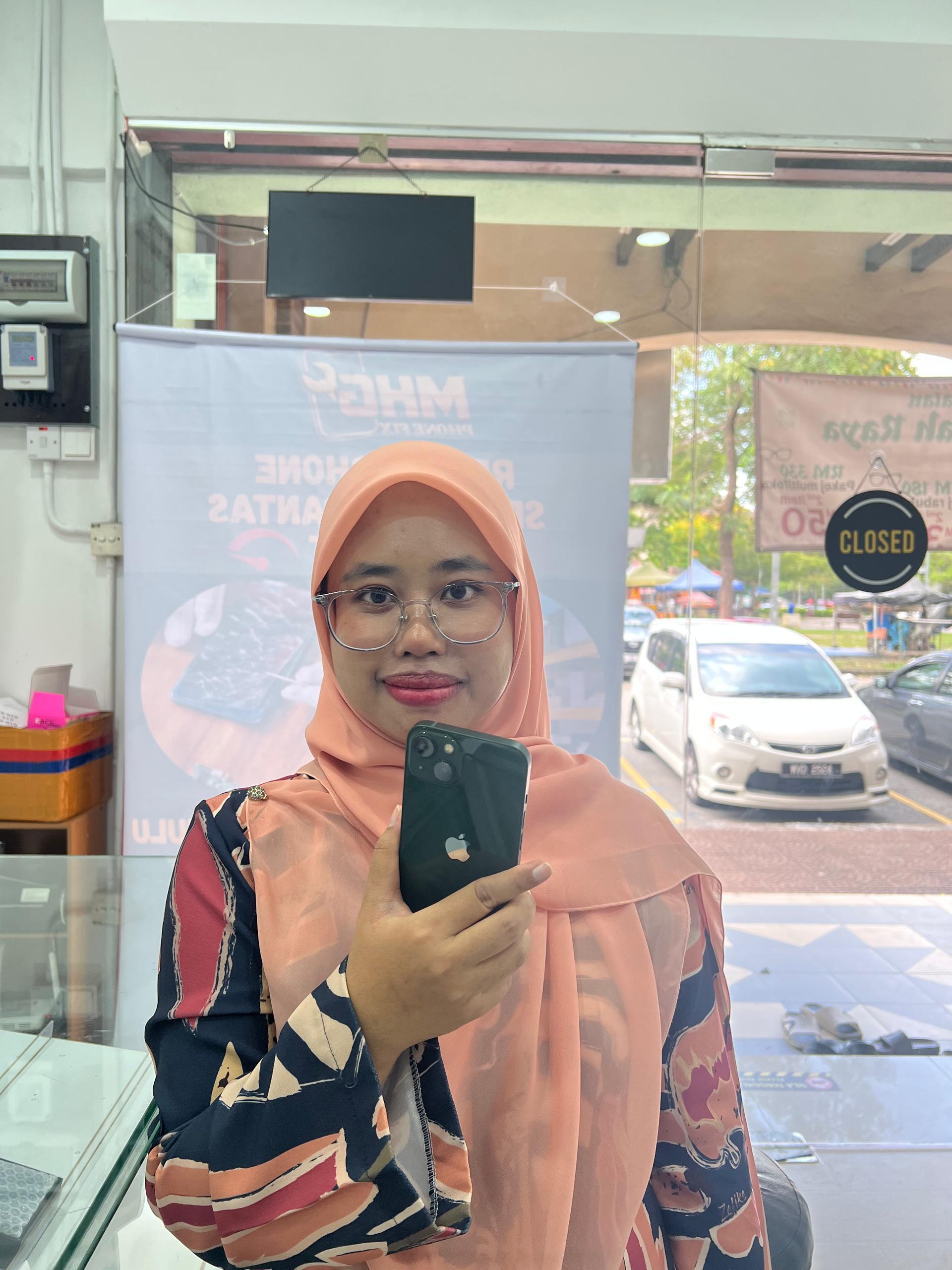 Customer dengan iPhone 11 yang dah repair