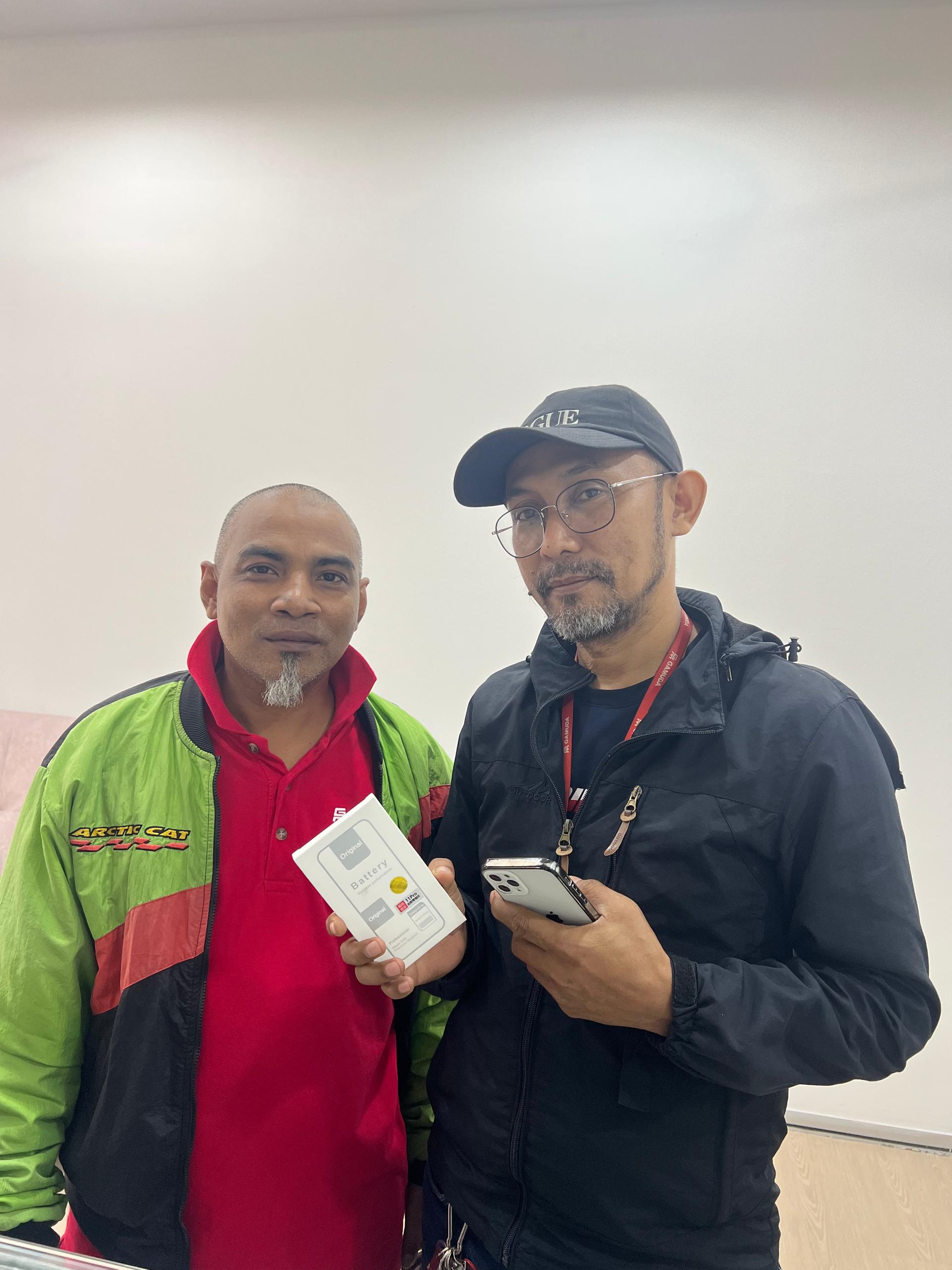 Customer tukar bateri iPhone