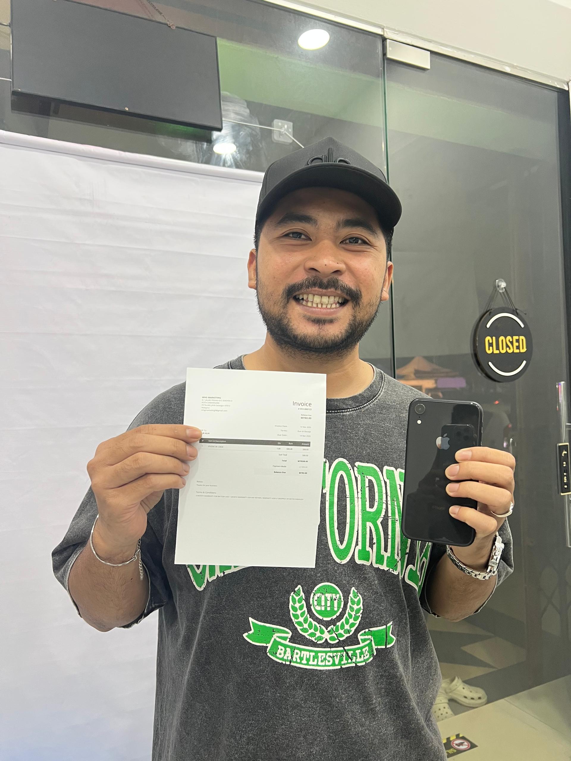 Customer happy dengan invoice dan iPhone