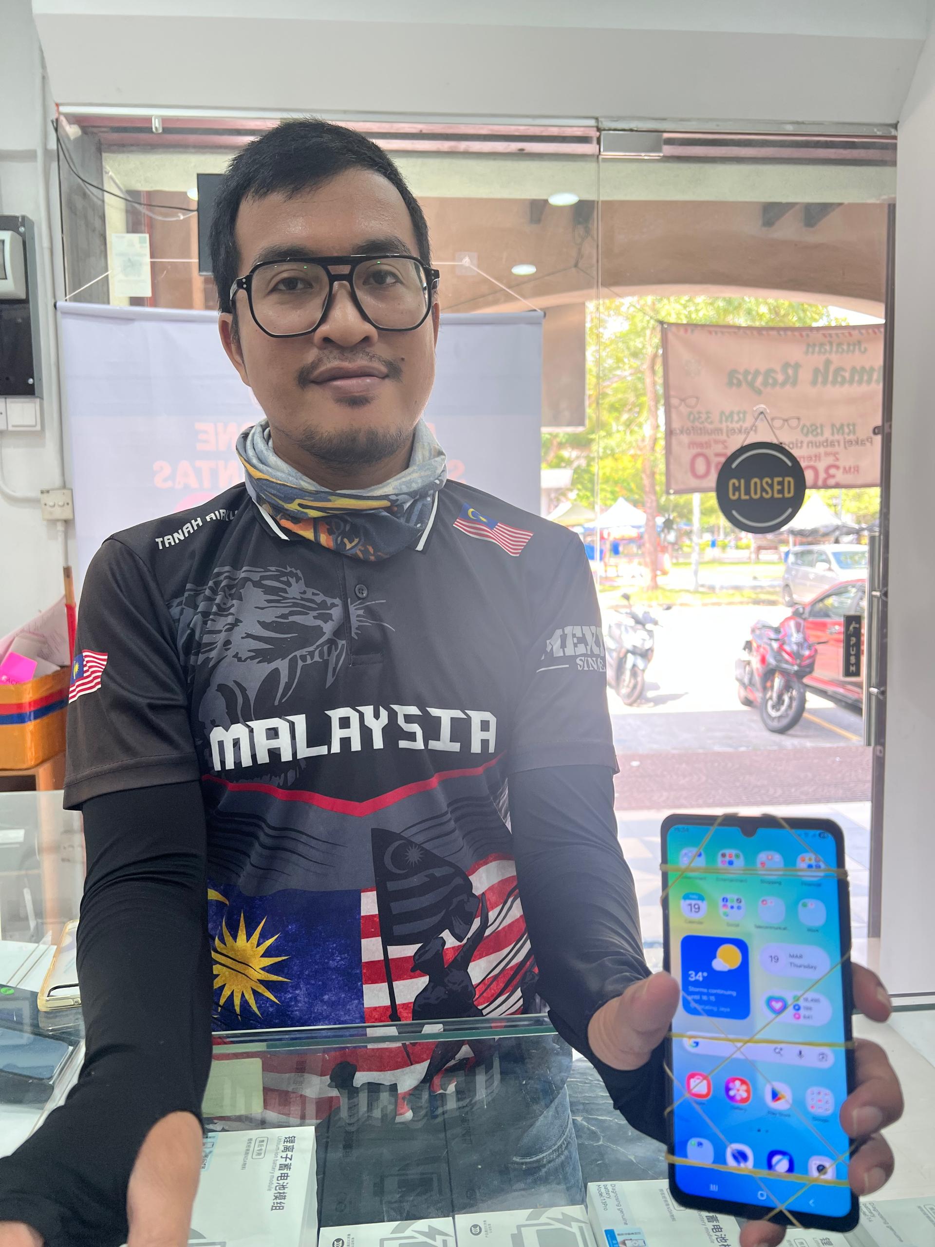 Customer tukar bateri phone