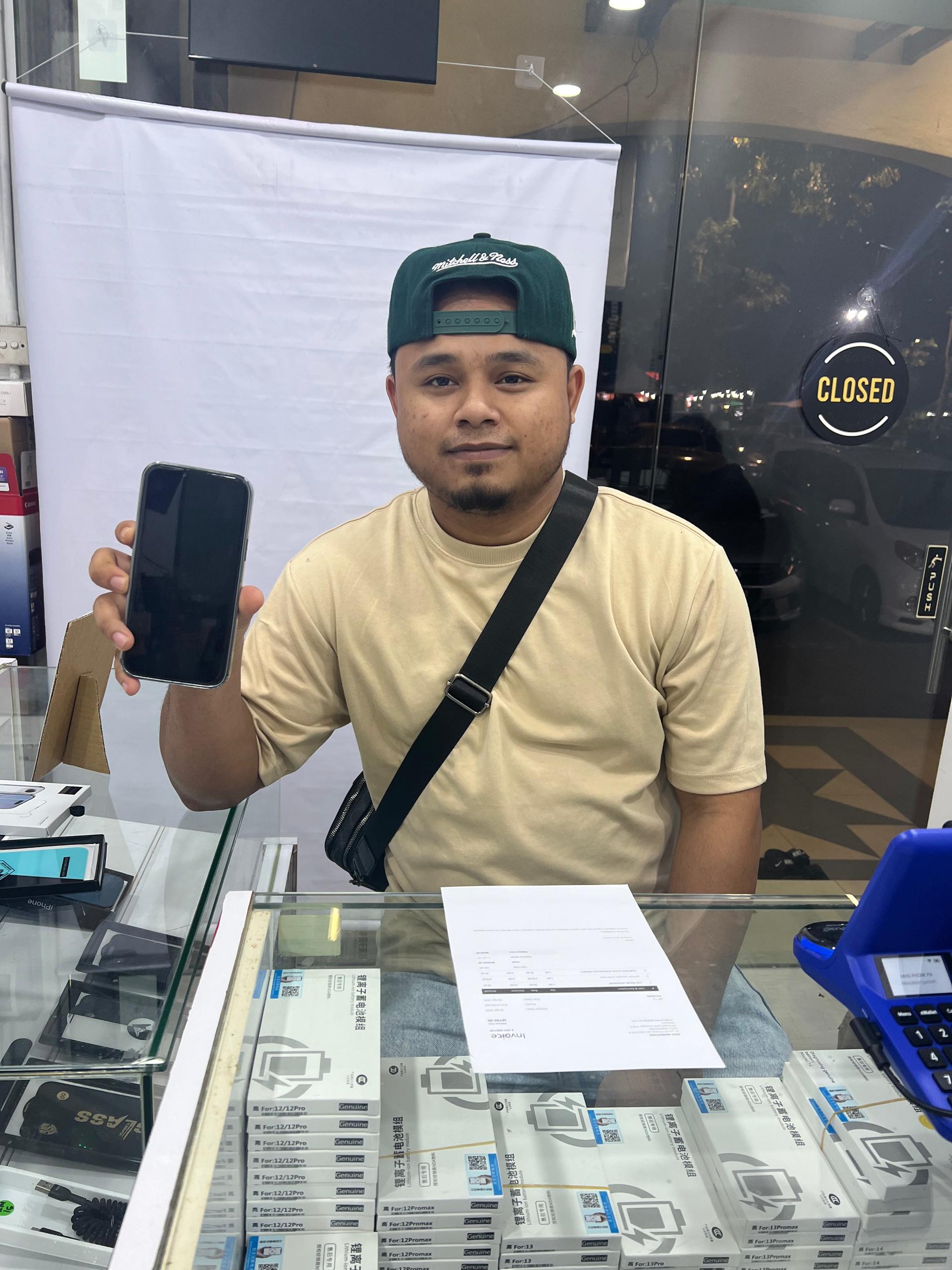 Customer siap repair iPhone