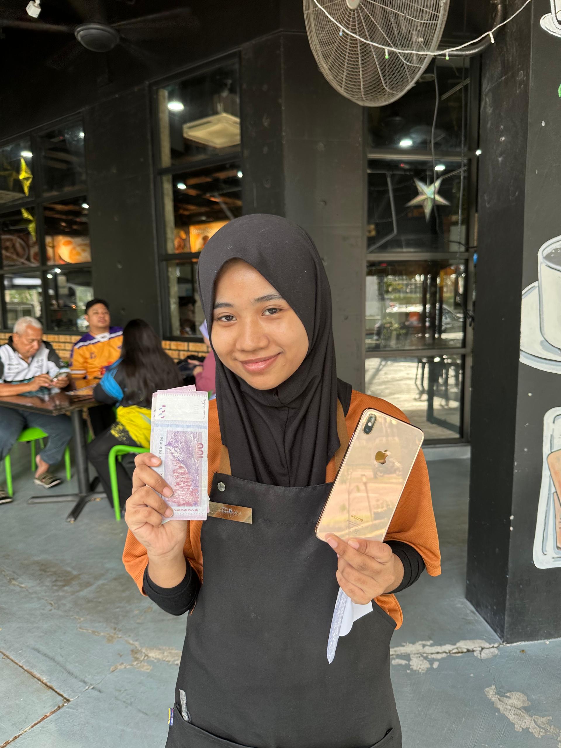 Customer jual iPhone