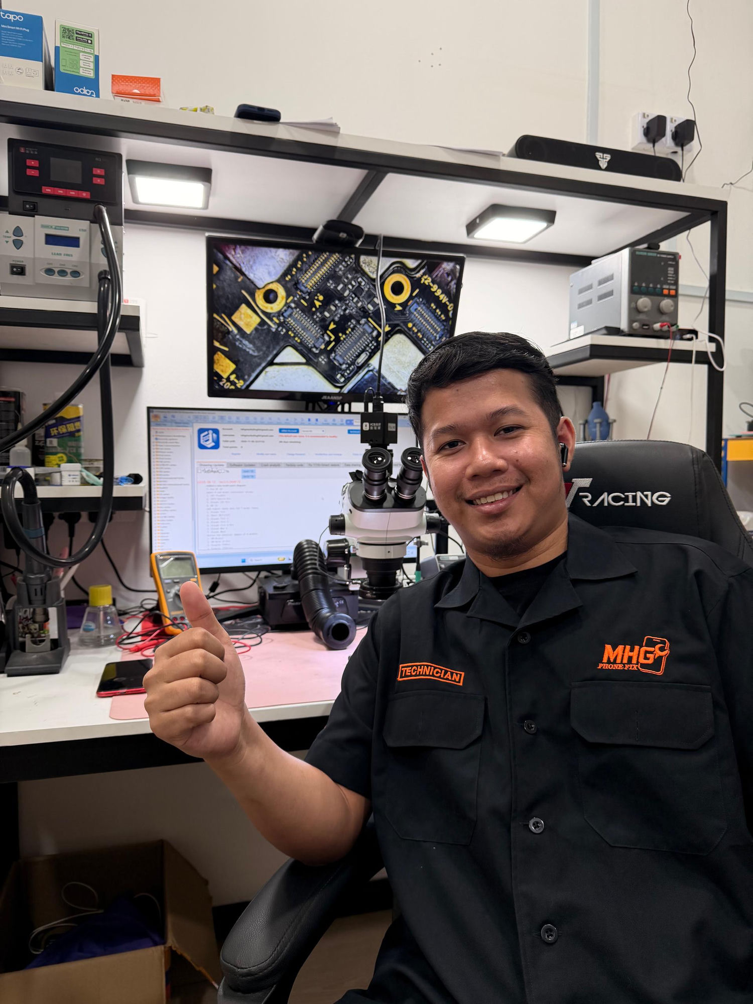 Juruteknik MHG di meja kerja mikroskop