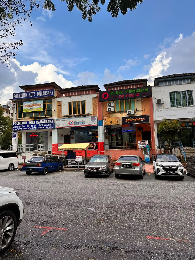 Kedai MHG Phone Fix di Kota Damansara dilihat dari tempat letak kereta